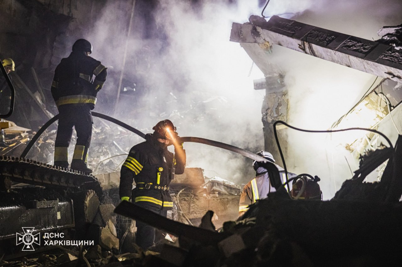 Рятувальники показали кадри нічних пошуково-рятувальних робіт у Харкові